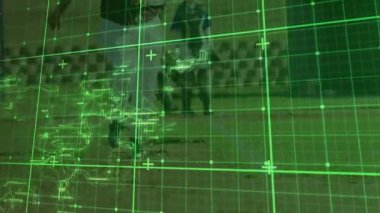 Neon yeşil ızgaraları inceleyen spor analisti, çapraz işaretleyiciler ve kablolar ile sahada örtüşüyor. Futuristik, dijital, teknoloji, spor, analiz, arayüz, kavramsal