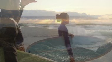 Sahilde güneşin doğuşunda gözleri gölgeleyen ve sörf tahtası tutan iki sörfçü, animasyon teknolojisi verileriyle örtüşüyor. Macera, keşif, canlılık, dinginlik, fitness, bağlantı, yaşam tarzı