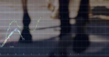 Yarı saydam finansal çizelgeler yüzdeleri kaplarken, gün ışığında yürüyen at toynakları. At, dayanıklılık, açık hava, analiz, istikrar, hareket, manzara
