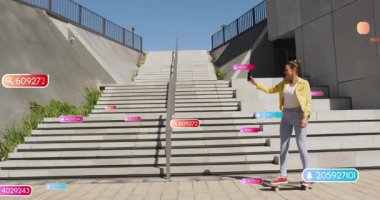 Geniş merdivenlerin tabanında kaykayın üzerinde duran kadın, yüzen sosyal medya ölçümlerini paylaşıyor. Kentsel, canlı, trend, enerjik, dijital, yaratıcı, modernizm