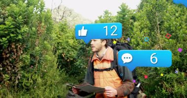 Ormanda kağıt haritası inceleyen yürüyüşçü, UI simgelerini takipçi yorumlarıyla pazarlıyor. Macera, keşif, vahşi doğa, navigasyon, engebeli doğa, patika