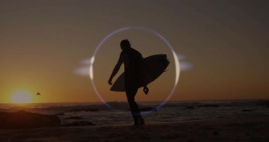 Erkek sörfçü gün batımında sahilde duruyor, animasyon pazarlama ikonları ve dalga veri tablolarını birleştiriyor. Macera, rahatlama, kıyı, canlı, dinginlik, açık hava, yaşam tarzı