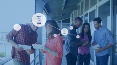 Balkonda işbirliği yapan beş profesyonel, teknoloji ağı simgeleri üzerinden akıllı telefonları birbirine bağlıyorlar. İşbirliği, takım çalışması, yenilik, bağlantı, modern, kentsel, dijital