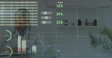 Doktor cam masaya notlar yazıyor, sağlık verileri pasta grafiklerini görselleştiriyor, yüzde grafikleri çiziyor. Tıbbi, analist, fütürist, sağlık, teknoloji, veri görselleştirme, profesyonel