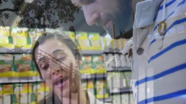 Kadın kavanozu tutuyor ve adam bakkal koridoruna eğiliyor, finans kandili grafiklerini gösteriyor. Perakende, alışveriş, tüketici, market, piyasa, ticaret, sağlıklı