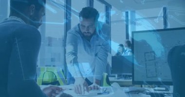 Teknoloji laboratuvarında çalışan dört meslektaşım holografik devre kaplamalı planları inceliyor. İşbirliği, yenilik, teknoloji, takım çalışması, modern, dijital, iletişim