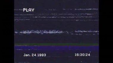 Retro VHS çerçeve, eş merkezli halkaların statik gürültüsü ve zaman damgası ile hatalı arayüzde canlandırılıyor. Vintage, nostalji, çarpıtma, taneli, analog, retro, glitch