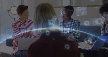 Modern lobide işbirliği yapan iş ekibi holografik dünya ve dijital arayüzleri sergiliyor. Şirket, takım çalışması, yenilik, teknoloji, modern, üretkenlik, işbirliği