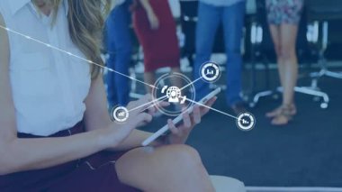 Modern ofiste ticari profesyonel tıkırtı tableti, ağ veri grafiklerinin örtüşmesi. Teknoloji, işbirliği, yenilik, dijital, iletişim, kurumsal, ağ