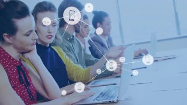 Konferans masasında iş arkadaşları, ağ grafikleri ve simgeleri sergiliyorlar. İşbirliği, takım çalışması, dijital, bağlantı, yenilik, modern, çalışma alanı