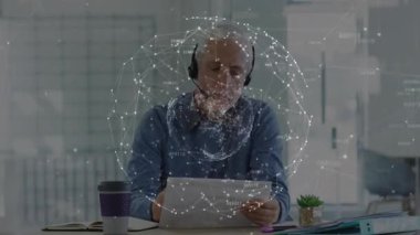 Masada kıdemli adam okuma raporu, teknoloji çalışma alanı kağıdın üzerinde yüzen ağ grafiklerini gösteriyor. Profesyonel, kurumsal, modern, çalışma alanı, dijital, bağlantı, konsantrasyon