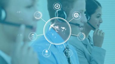 Teknoloji endüstrisindeki müşteri aramalarıyla ilgilenen çağrı merkezi ajanları dijital küreyi ve telefon ikonlarını gösteriyor. İletişim, takım çalışması, teknoloji, dijital, destek, yenilik, profesyonellik