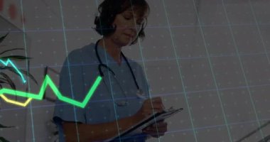 Kapalı alanlarda sağlık hizmeti uzmanı notları yazıyor, yeşil sarı dalga formlarıyla ECG ızgarası sergiliyor. Tıbbi, sağlık, klinik, tanı, profesyonellik, hassasiyet, sağlık