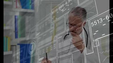 Kıdemli erkek doktor, steteskop ve yüzen sayısal verileri gösteriyor. Tıbbi, sağlık, teknoloji, profesyonellik, teşhis, yenilik, klinik