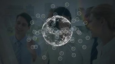 İşletme ekibi ofiste işbirliği yapıyor, dijital dünyayı kullanıcı simgesi düğümleri ve çevirme grafiğiyle inceliyor. Teknoloji, ağ oluşturma, yenilik, takım çalışması, kurumsal, modern, veri