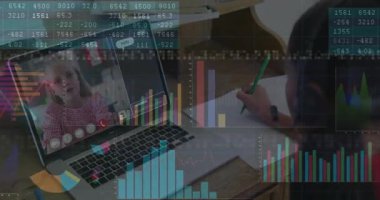 Sınıf arkadaşı sınıfa dizüstü bilgisayarla katılırken, kız öğrenci deftere yazı yazıyor, animasyon çizelgeleri gösteriyor. Eğitim, işbirliği, teknoloji, analitik, öğrenme, öğrenim, yenilik