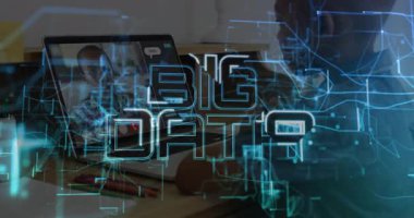 Oğlan ve kız bilgisayarda uzaktan derslere katılırken büyük devrelere ait veri tabanı animasyonları parlıyor. Teknoloji, iletişim, eğitim, yenilik, dijital, bağlantı, gençlik