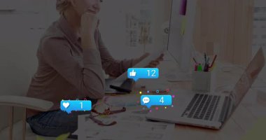 Kadın teknoloji tasarımcısı Stylus 'u yakalayıp ofis masasında yüzen sosyal simgelerle hokkabazlık yapıyor. Yaratıcı, üretkenlik, modern, yenilik, çalışma alanı, iletişim, teknoloji