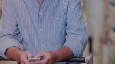 Üst düzey adam akıllı telefon kullanarak market fiyatlarını tarıyor, perakende veri tabloları ve yüzdeleri hesaplıyor. Teknoloji, perakende, analitik, sağlık, kentsel, modern, amaç güdümlü