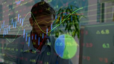 Modern ofisteki masada oturan finans analisti, dizüstü bilgisayarda borsa verileri üst üste koyuyor. İş, finans, analitik, teknoloji, yenilik, kurumsal, profesyonel