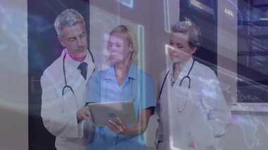 Klinikteki tablet verilerini inceleyen tıbbi ekip yüzen çizelgeler ve kod örtüleri gösteriyor. Sağlık, takım çalışması, dijital, tanı, profesyonellik, klinik, teknoloji