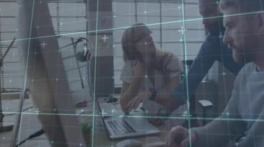 İşletme ofisinde çalışan üç iş arkadaşı dizüstü bilgisayar kullanarak, parlayan şebeke örtüsü sergiliyorlar. İşbirliği, takım çalışması, modernlik, yenilik, profesyonellik, dijital, ofis