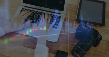 Ofiste dizüstü bilgisayarda yazan bir kadın, beyaz farenin yanında şamdan çizelgeleri seriyor. Teknoloji, finans, ticaret, çalışma alanı, odaklanma, üretkenlik, dijital