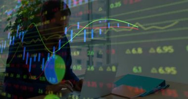 Modern çalışma alanında dizüstü bilgisayarda çalışan bir adam, finans tablosunu şamdanlarla örtüyor. Profesyonel, üretkenlik, modern, yenilik, kentsel, teknoloji, konsantrasyon