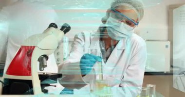 Bilim laboratuarında mikroskop kullanan kadın bilim adamı holografik veri örtüleri, test tüpleri sergiliyor. Araştırma, yenilik, teknoloji, sağlık, fütüristik, işbirliği, kesinlik