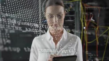 Kadın bilişim mühendisi veri merkezinde tablet ekranını kabuk komutları ve harita örtüsüyle çalıyor. Teknoloji, siber güvenlik, dijital, girişim, altyapı, yenilik, bağlantı