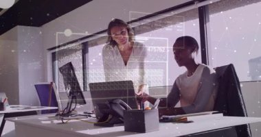 Modern ofis masasında iş birliği yapan iki kadın animasyon çizelgeleri ve telefon simgeleri gösteriyorlar. İşbirliği, takım çalışması, yenilik, üretkenlik, dijital, profesyonel, modern