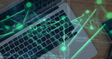 Dizüstü bilgisayar klavyesi, akıllı telefon ve şebeke kodu eşleşmesi ile masaya yatırılıyor. Teknoloji, yenilik, siber güvenlik, dijital, bağlantı, modern, veri