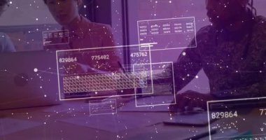 Teknoloji seansında dizüstü bilgisayarda çalışan üç profesyonel yüzen veri ölçümleri gösteriyor. Teknoloji, takım çalışması, yenilik, veri görselleştirme, modern, girişim, profesyonel