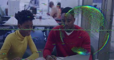 İş görüşmelerinde pazarlama planı çizen iki iş arkadaşı dizüstü bilgisayarın üstünde animasyon çizelgesi gösteriyorlar. İşbirliği, beyin fırtınası, takım çalışması, yaratıcılık, ofis, çalışma alanı, profesyoneller