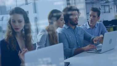 Ekip teknoloji ofisinde işbirliği yapıyor. Dizüstü bilgisayarlarda yüzen grafik verileri gösteriyor. İşbirliği, takım çalışması, yenilik, modernlik, profesyonel, dijital, başlangıç