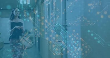 Teknoloji koridorundaki panele doğru uzanan bir kadın çantasıyla mavi devre grafiklerini örtüyor. Futuristik, teknoloji, yenilik, ağ oluşturma, dijital, profesyonel, kentsel