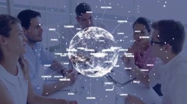 Teknoloji toplantısında işbirliği yapan profesyoneller, anahtar sözcüklerle ağ dünyasını görselleştiriyorlar. İşbirliği, yenilik, bağlantı, veri, beyin fırtınası, strateji, takım çalışması