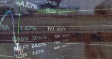 Animasyon çizelgesini şamdan çubukları ve trend çizgisi ile takip ederek çalışma alanını kullanan analist. Finansal, analitik, dijital, veri, yatırım, profesyonel, modern