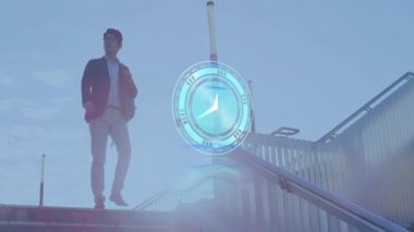 Merdivenlerden inen bir iş adamı, Nike 'ın pazarlama teknolojisindeki holografik arayüzü ile etkileşimde. Profesyonel, yenilikçi, gelecekçi, kentsel, teknoloji, liderlik, tarz