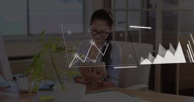 Ofisteki tablet üzerindeki finans verilerini analiz eden kadın animasyon çizelgeleri, grafikler ve dünya haritasını örtüyor. Teknoloji, analitik, üretkenlik, şirket, yenilik, veri, iş