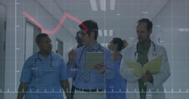 Hastane koridorunda yürüyen tıbbi ekip kırmızı grafik üzerinde hasta verilerini tartışıyor. Sağlık, takım çalışması, dijital, tanı, profesyonel, hastane, teknoloji