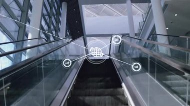 Küresel veri ağı, modern atriyumda yükselen yürüyen merdivenler üzerinde simgeler ve çizgilerle görselleştiriliyor. Teknoloji, yenilik, bağlantı, mimari, fütüristik, altyapı, kurumsal
