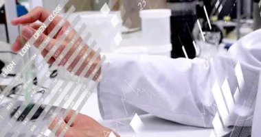 Düz dizaynlı mikserin üzerinde yüzerken test tüpünde yeşil sıvıyı tutan el. Bilim, yenilik, teknoloji, analitik, kesinlik, araştırma, laboratuvar