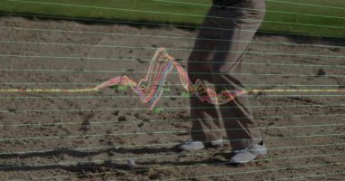 Golfçü sığınakta duruyor, golf analitik analizlerini analiz ediyor, deniz mavisi şebeke çizgileri ve çizgi çizelgesiyle örtüyor. Atletik, strateji, teknoloji, açık hava, manzara, hassasiyet, performans