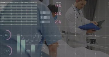 Hastane odasında çalışan tıbbi ekip yüzen grafikler ve dünya haritası olan dizüstü bilgisayarları inceliyor. Tıbbi, işbirliği, teknoloji, analitik, sağlık, robotik, tanı