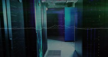 Mavi ve yeşil ışıklarla parlayan sunucular, düz dizaynlı raflarda dalgalanan dalgalanmalar. Teknoloji, veri, ağ, sanayi, dijital, siber güvenlik, altyapı