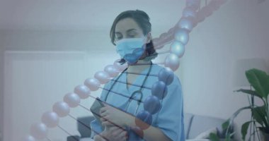 Muayene odasında kadın sağlık uzmanının elinde bulunan tablet sarmal DNA sarmalı gösteriyor. Tıbbi, biyoteknoloji, modern, klinik, tanı, araştırma, profesyonel