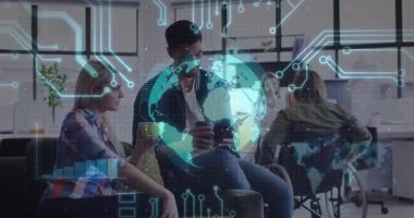 Kadın kupa tutuyor ve adam teknoloji ofisinde akıllı telefonu izliyor, holografik haritalar sergiliyor. İşbirliği, yenilik, modern, teknoloji, takım çalışması, çalışma alanı, çeşitlilik