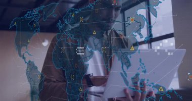 Teknoloji ofisinde dizüstü bilgisayarı tutan adam altıgen veri şebekeleriyle animasyon dünya haritasını gösteriyor. Teknoloji, yenilik, bağlantı, şirket, dijital, fütürist, profesyonel