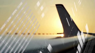 Gündoğumunda uçağın kanatları ve kanatları altın okyanusun üzerinde uçarak dijital analitik çizelgeler sergiliyor. Hava görüntüsü, ulaşım, geleceksel, navigasyon, ufuk, veri görselleştirme, seyahat